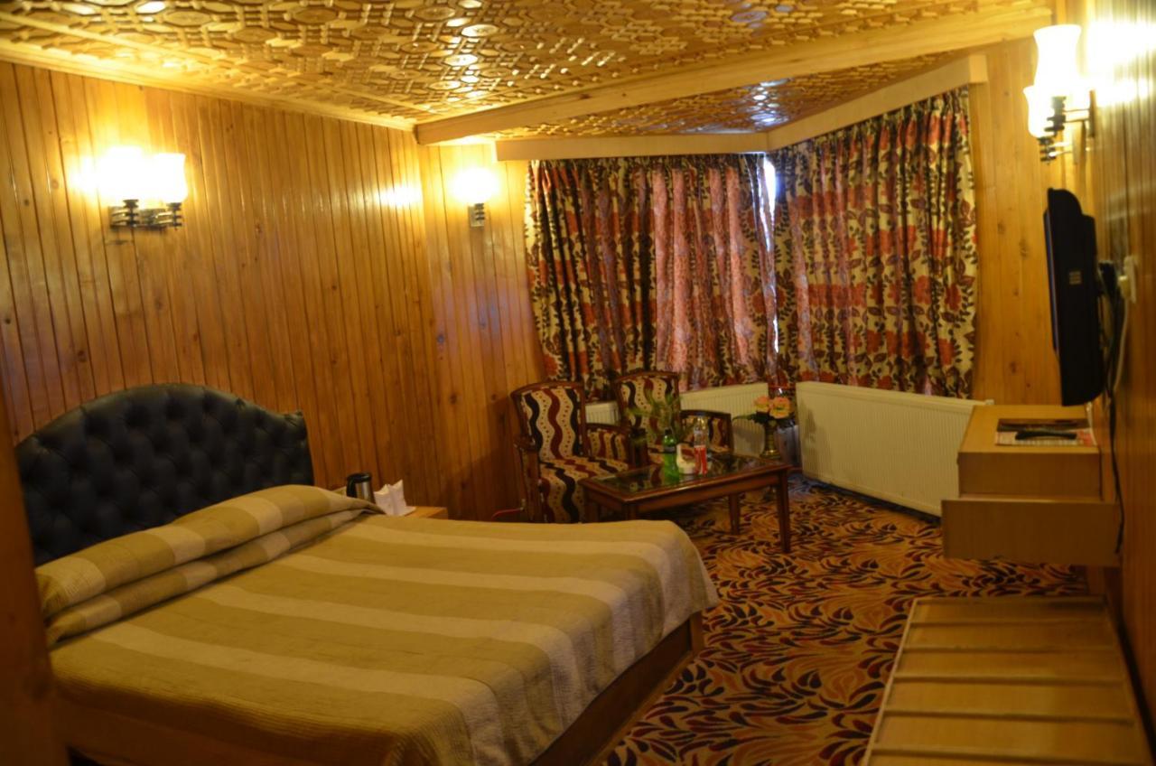 Hotel Hilltop Gulmarg JAMMU AND KASHMIR Exteriör bild